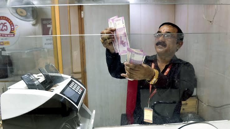 Fake Currency: 2000 के नकली नोट बैंक ले जाने वालों पर RBI लेगी एक्शन, पकड़े गए तो होगी…
