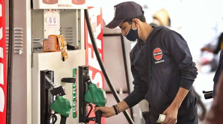 Petrol Diesel Price: पेट्रोल-डीजल के दामों से मिली जनता को राहत, इस शहर में 84 रुपए प्रति लीटर पर पहुंची कीमत…
