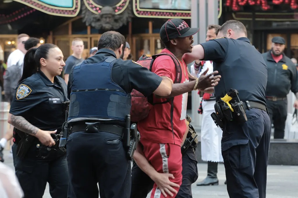 Eagle-eyed Photographer Captures Knife-Wielding Man in crowded Times Square