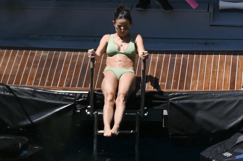 60 year old Demi Moore is totally young, flaunts bikini body on yacht