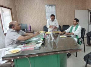 निजामाबाद की जर्जर सड़कों को लेकर किसान नेता राजीव यादव ने लोक निर्माण विभाग के अधिशासी अभियन्ता से की मुलाकात